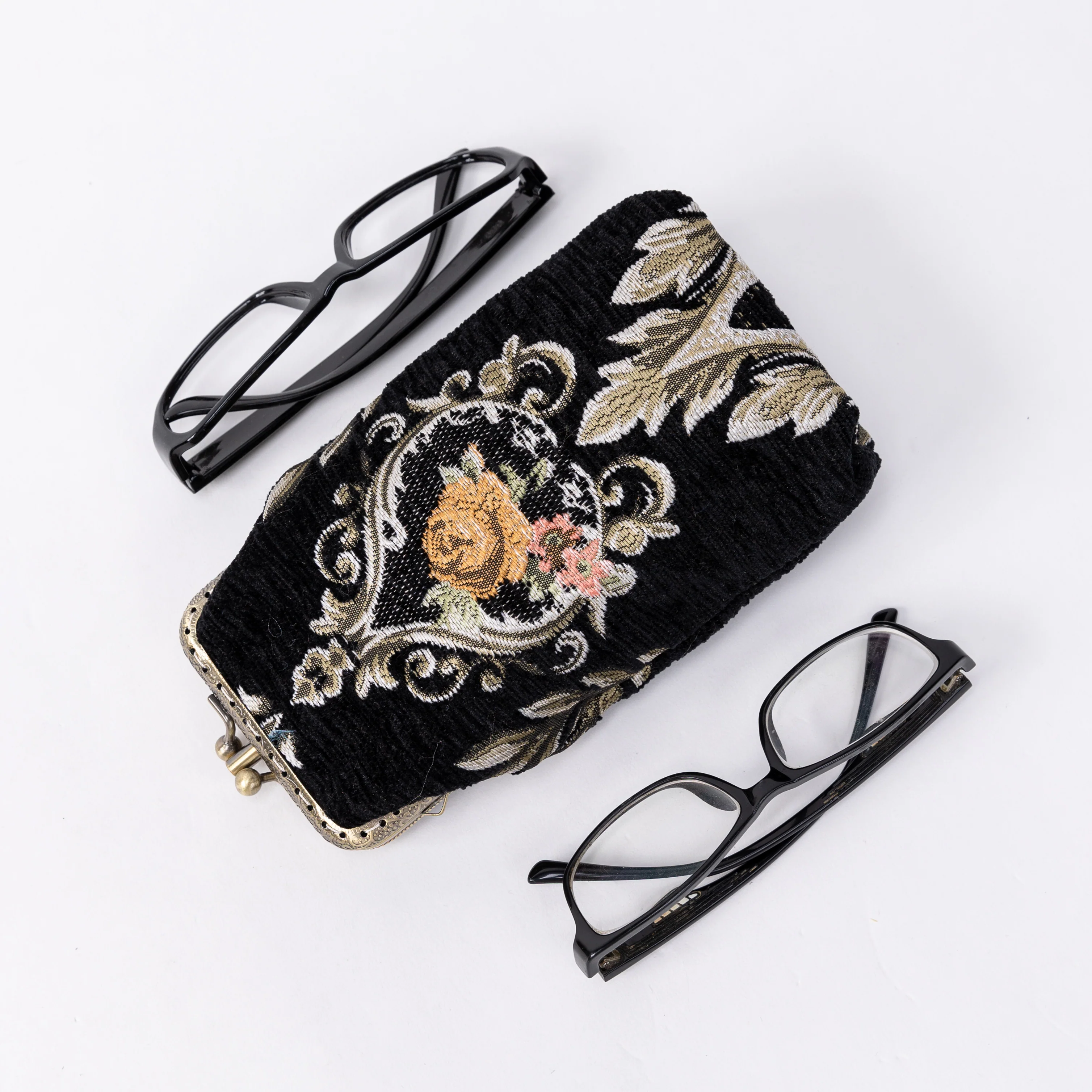 Eternal Elegance Black Carpet Eyeglasses Case - Image 3