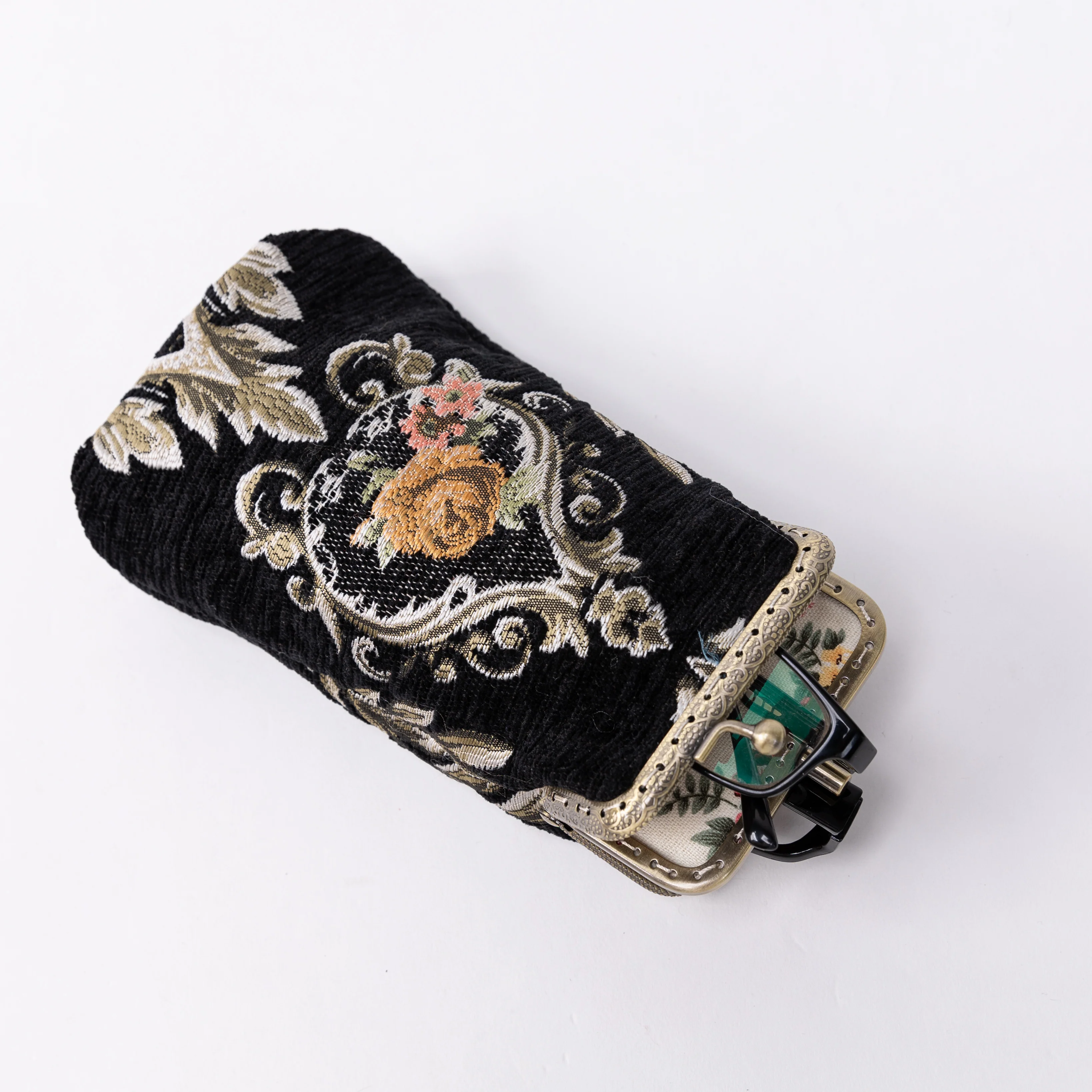 Eternal Elegance Black Carpet Eyeglasses Case - Image 4